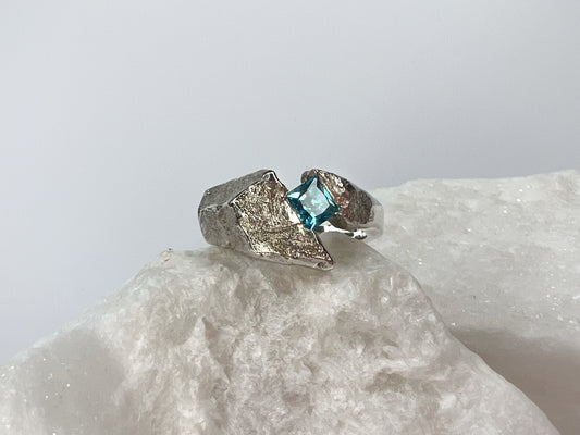 SWISS ALPS Topaz in a Cliff / Ring in Silver